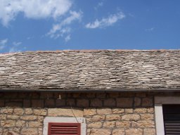Steinplattendeckung auf historischen, kroatischen Gebäuden